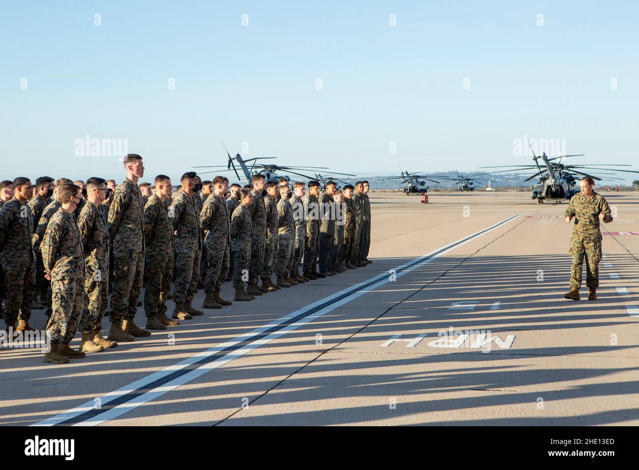 Marines staytioned sulla stazione aerea del corpo di Marina Miramar partecipano ad una camminata di danni dell'oggetto straniero su MCAS Miramar, San Diego, California, 4 gennaio 2022. Una passeggiata FOD è condotta per garantire la pulizia del campo aereo di MCAS Miramar al fine di ridurre il rischio di eventuali detriti che danneggiano l'aeromobile. (STATI UNITI Foto del corpo marino di Sgt. Jorge A. Rosales) Foto Stock