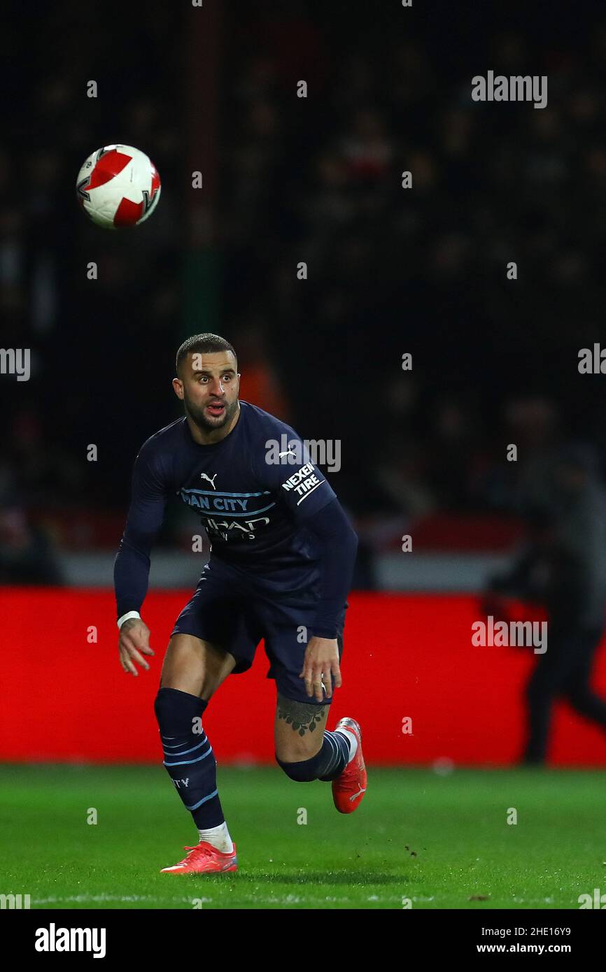Swindon, Regno Unito. 07th Jan 2022. Kyle Walker di Manchester City in azione. La Emirates fa Cup, partita a 3rd, Swindon Town / Manchester City presso l'Energy Check County Ground di Swindon, Wiltshire, venerdì 7th gennaio 2022. Questa immagine può essere utilizzata solo per scopi editoriali. Solo per uso editoriale, licenza richiesta per uso commerciale. Nessun uso in scommesse, giochi o un singolo club/campionato/player pubblicazioni. pic di Andrew Orchard/Andrew Orchard sport fotografia/Alamy Live news credito: Andrew Orchard sport fotografia/Alamy Live News Foto Stock