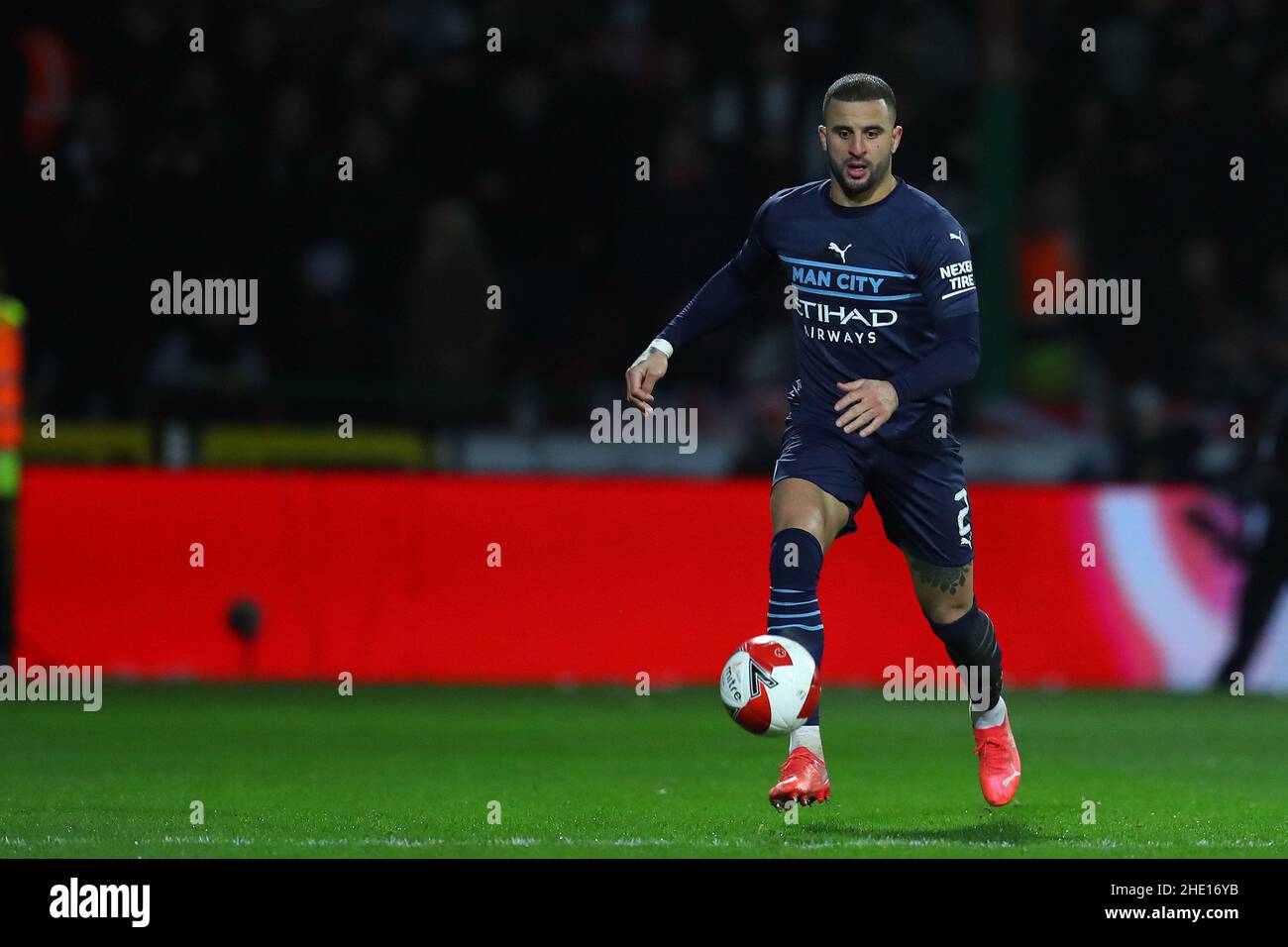 Swindon, Regno Unito. 07th Jan 2022. Kyle Walker di Manchester City in azione. La Emirates fa Cup, partita a 3rd, Swindon Town / Manchester City presso l'Energy Check County Ground di Swindon, Wiltshire, venerdì 7th gennaio 2022. Questa immagine può essere utilizzata solo per scopi editoriali. Solo per uso editoriale, licenza richiesta per uso commerciale. Nessun uso in scommesse, giochi o un singolo club/campionato/player pubblicazioni. pic di Andrew Orchard/Andrew Orchard sport fotografia/Alamy Live news credito: Andrew Orchard sport fotografia/Alamy Live News Foto Stock
