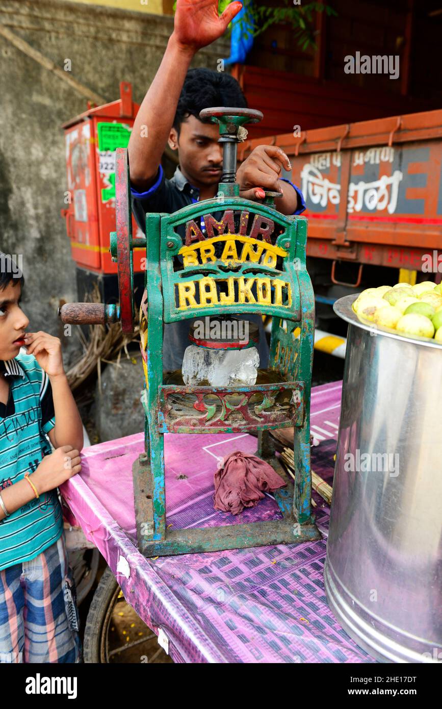 Amir Brand Rajkot macchina per la rasatura del ghiaccio usata in una stalla di bevande allo sciroppo aromatizzato artificiale a Mumbai, India. Foto Stock