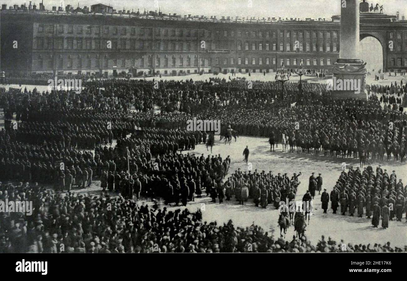 Soldie russe che giurano il giuramento di fedeltà alla rivoluzione bolscevica fuori dal Palazzo d'Inverno di San Pietroburgo (aka Petrograd e Leningrado) Foto Stock
