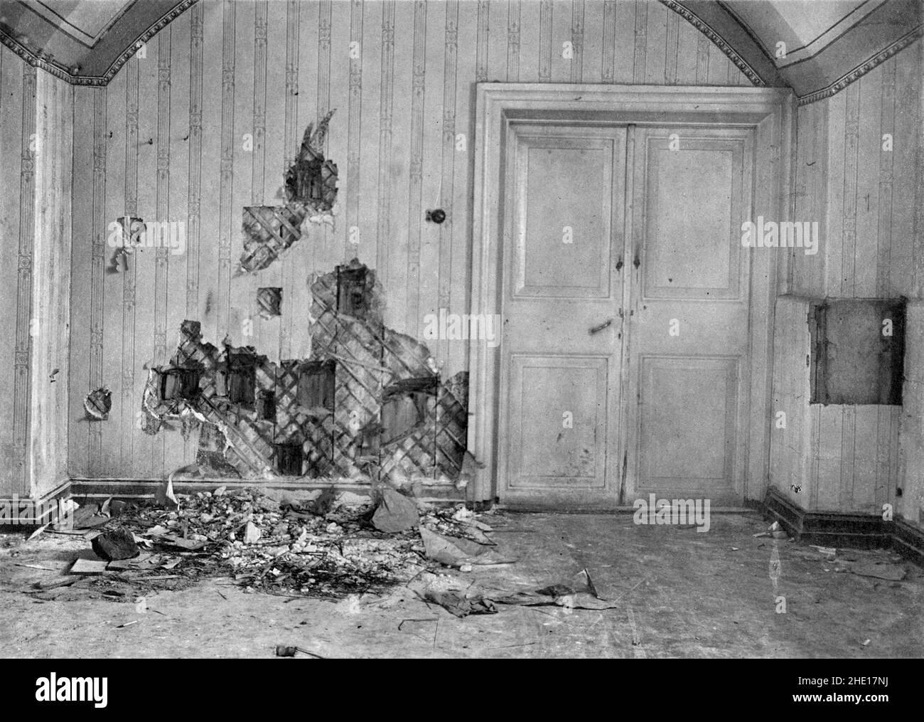 La sala seminterrata della Casa Ipatiev dove i Romanov sono stati uccisi nel luglio 1918. I muri sono stati strappati dai carnefici alla ricerca di soldi e gioielli. Foto Stock