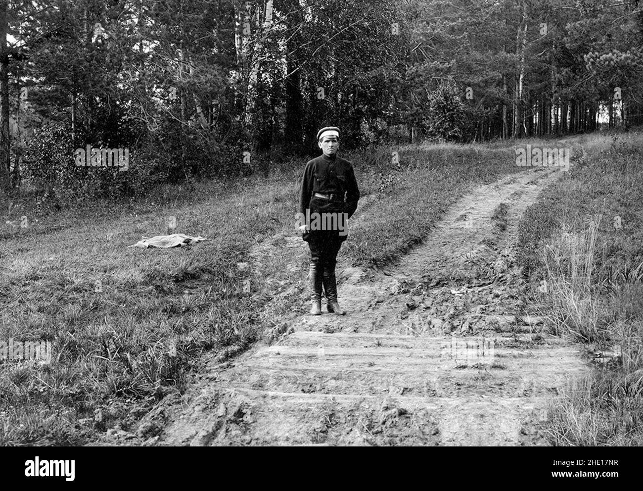 Peter Ermakov, membro della squadra di esecuzione dello zar Nicholas e della sua famiglia. Qui sta posando per la sua foto su uno dei due luoghi di sepoltura della famiglia morta. Foto Stock