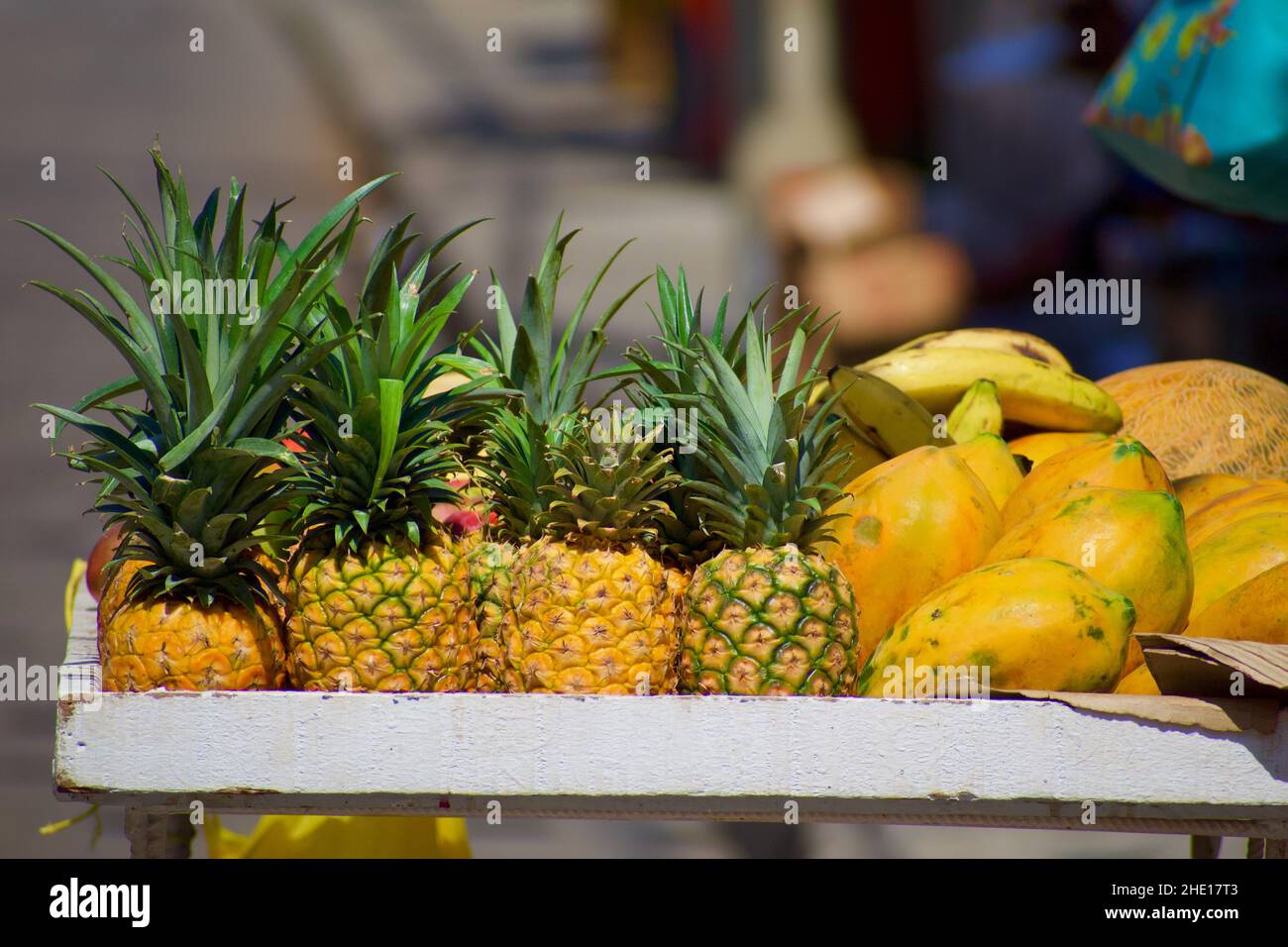 Il carrello della frutta include ananas naturale, Papaya e banane Foto Stock