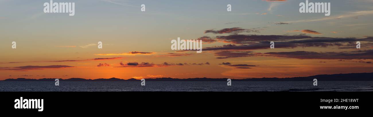 Immagine panoramica di un cielo crepuscolo subito dopo il tramonto sopra l'Oceano Pacifico mostrato a Panama. Foto Stock