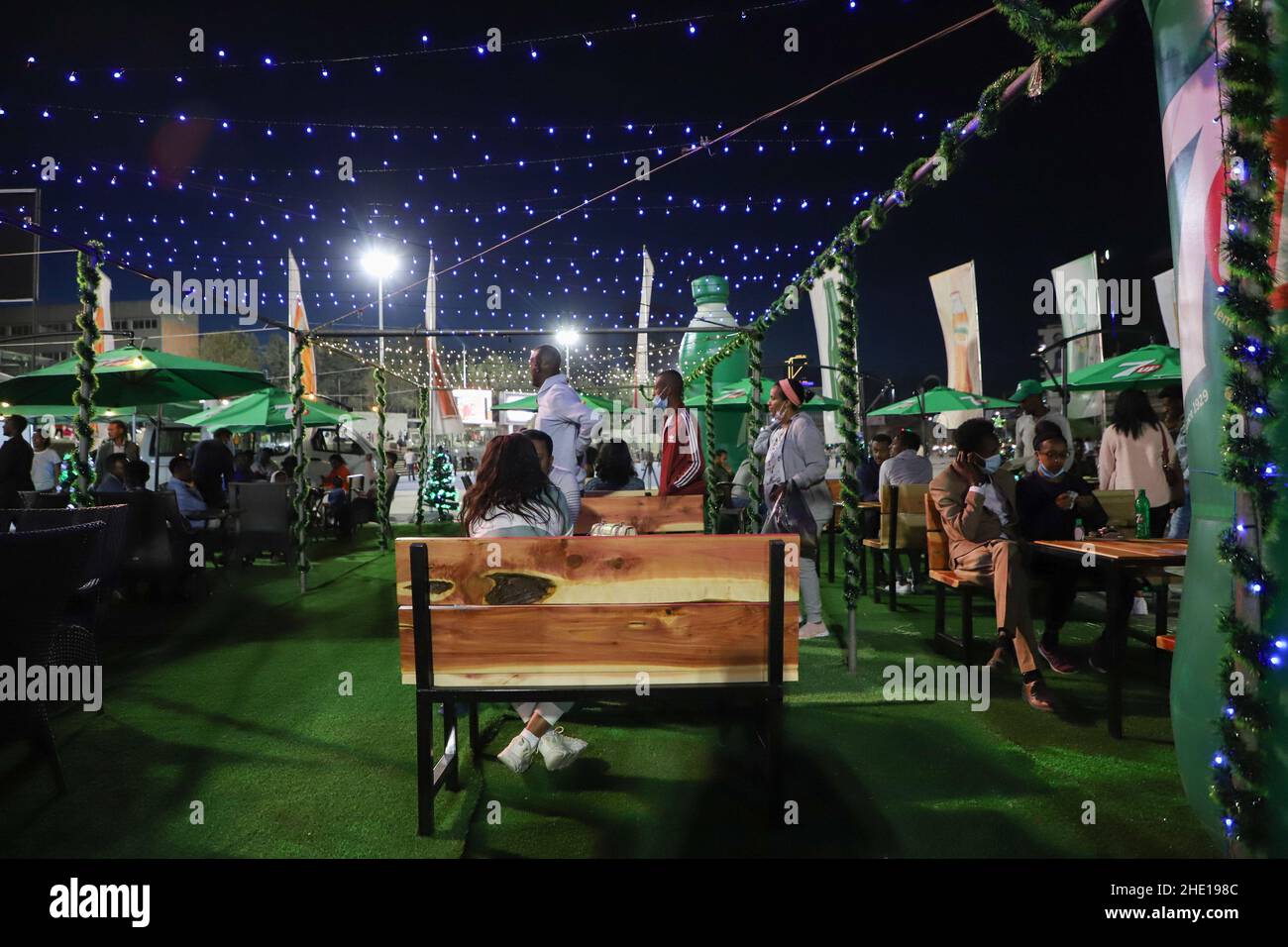 Addis Abeba, Etiopia. 6th Jan 2022. La gente si gode in un mercato temporaneo di festa per celebrare il Natale etiope a Piazza Meskel ad Addis Abeba, Etiopia, 6 gennaio 2022. PER ANDARE CON 'caratteristica: Etiopi celebrare il Natale unico con appello per la pace, vita migliore' Credit: Michael Tewelde/Xinhua/Alamy Live News Foto Stock