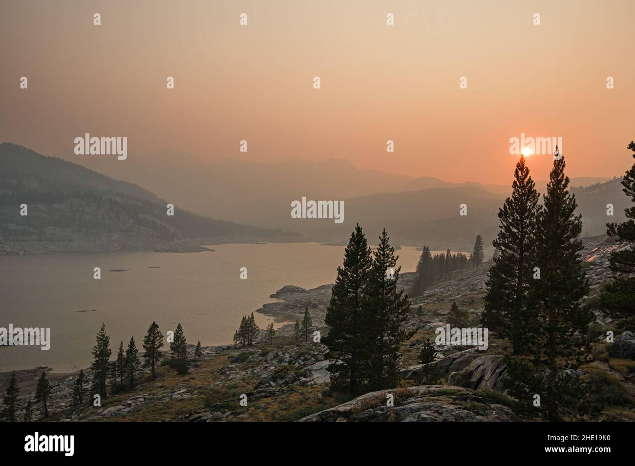 tramonto smoky sul Lago Waugh nella natura di Ansel Adams Foto Stock
