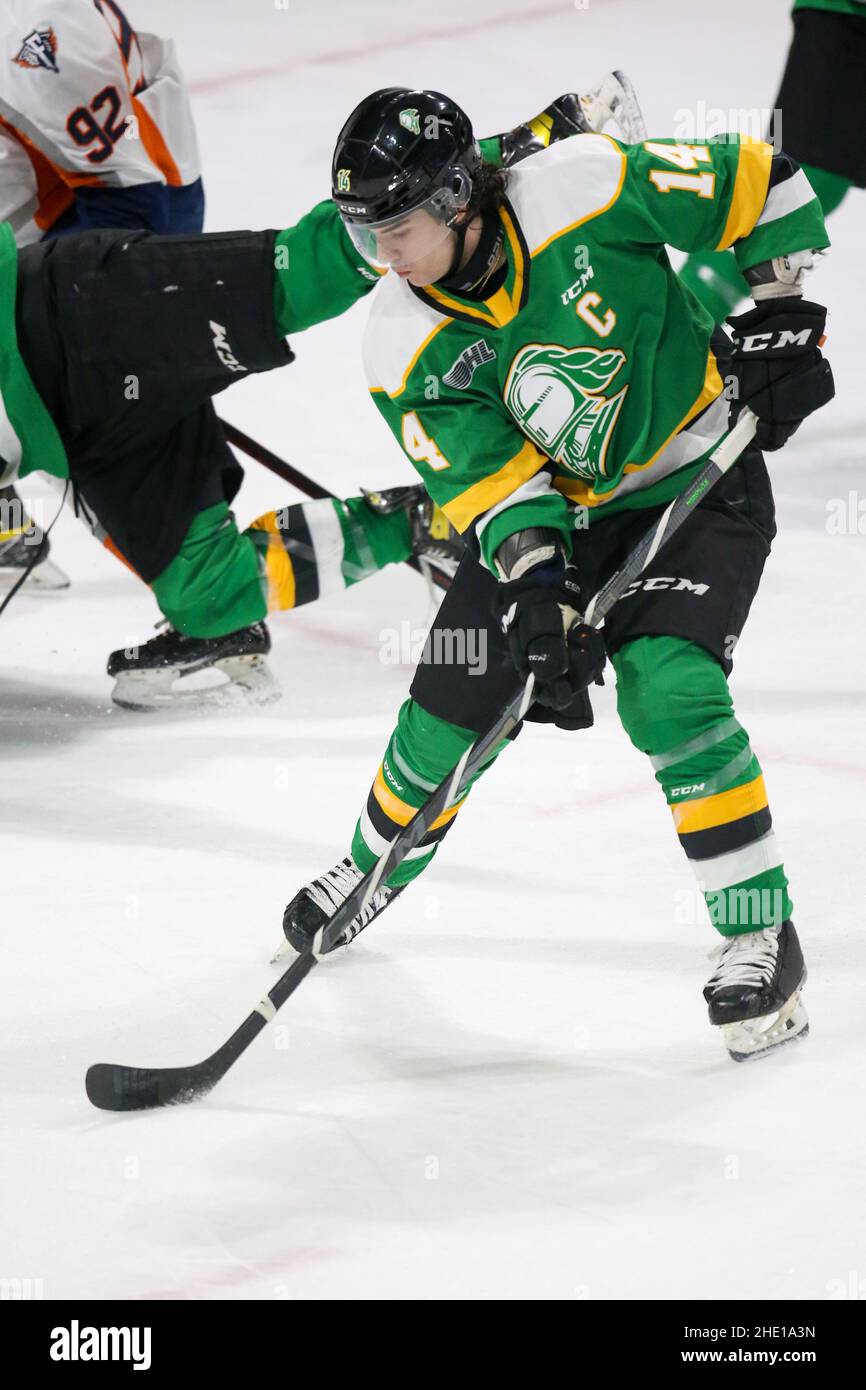 Londra, Ontario, Canada. Gennaio 7 2022, i Cavalieri di Londra e i Flint Firebirds si staccano in una partita vuota dello stadio a causa di covid. Luca Evangelista(14) si fa strada sul ghiaccio . Luke Durda/Alamy Credit: Luke Durda/Alamy Live News Foto Stock