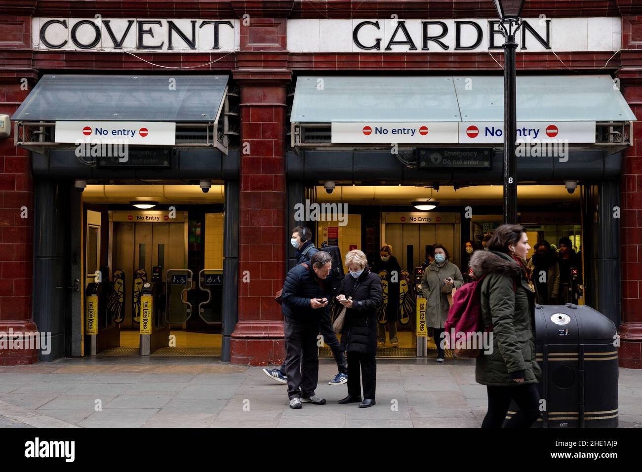 Londra, Regno Unito. 07th Jan 2022. Due turisti sono visti guardando sui loro telefoni fuori dalla stazione della metropolitana di Covert Garden. Credit: SOPA Images Limited/Alamy Live News Foto Stock