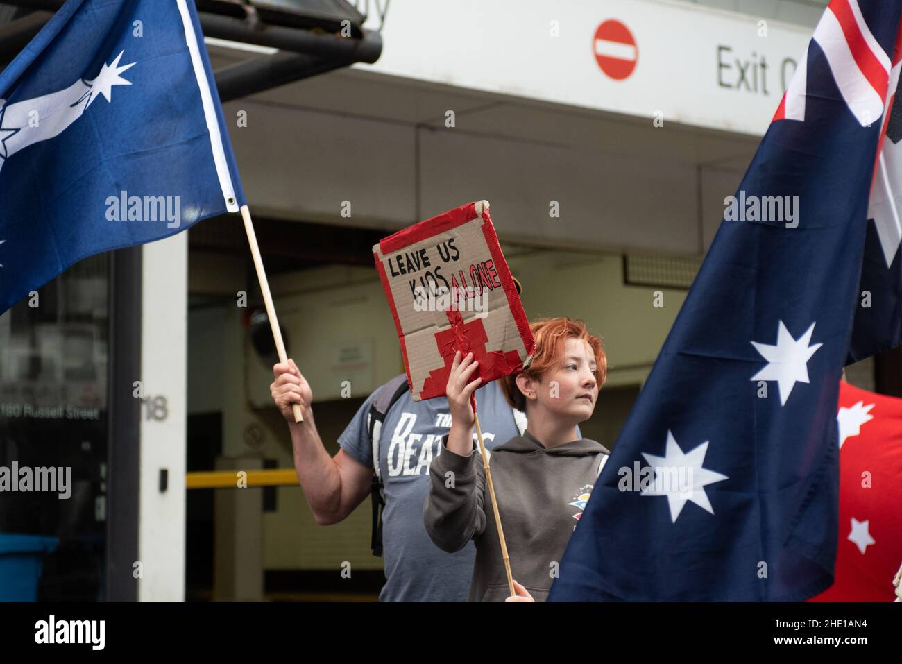 Melbourne, Australia. 8th gennaio 2022, Melbourne, Australia. Una giovane ragazza ha un cartello con la scritta "lasciaci i bambini da soli!" in un rally anti-vax per bambini. Credit: Jay Kogler/Alamy Live News Foto Stock
