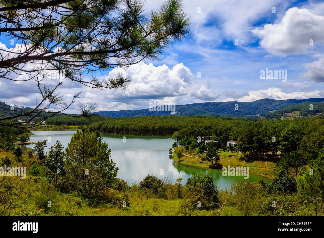 Una delle splendide viste sul lago fuori dalla città principale. Trasporto in cabinovia o altro. Foto Stock