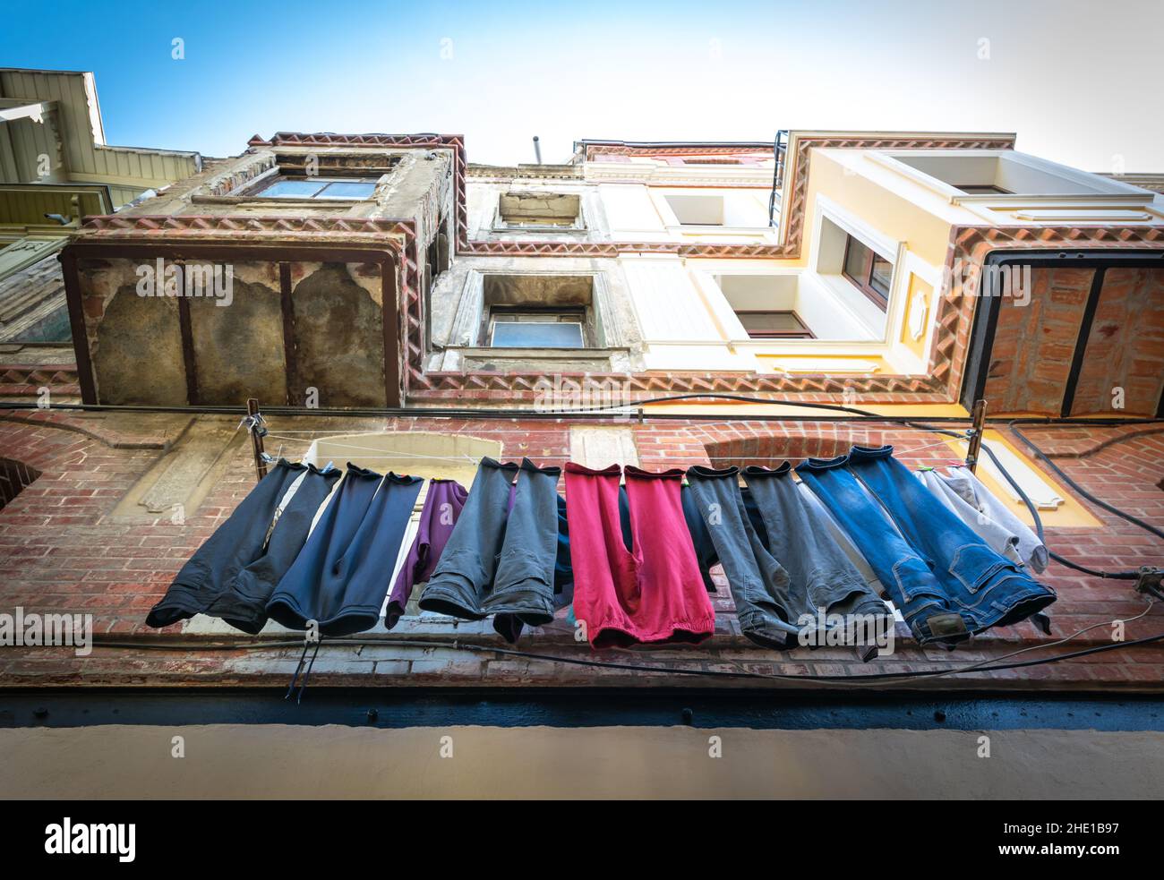 Vestiti appesi all'esterno e asciugando nella strada di Balat. Cultura turca e vivere in luoghi storici. istanbul.Turkey. Foto Stock