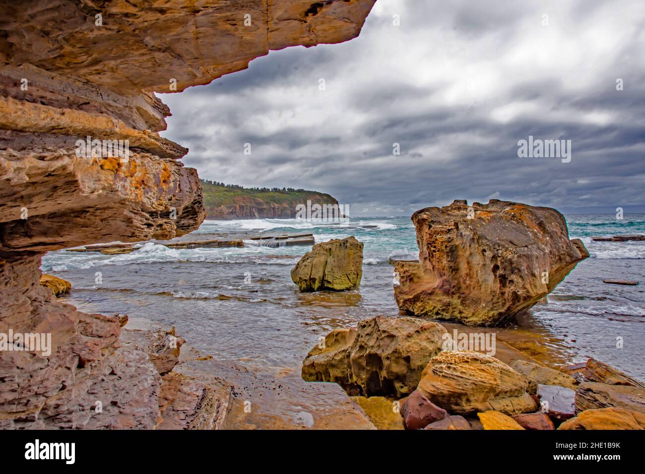 Il promontorio caduto si trova a Turimetta Beach, nella periferia settentrionale di Sydney. Foto Stock