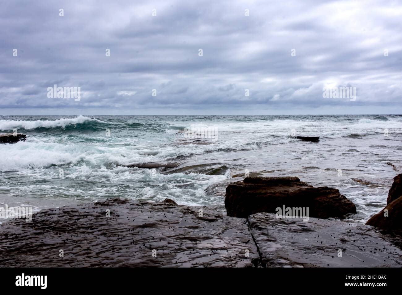 Nuvoloso giorno estivo a Turimetta Beach, Sydney Australia. Foto Stock