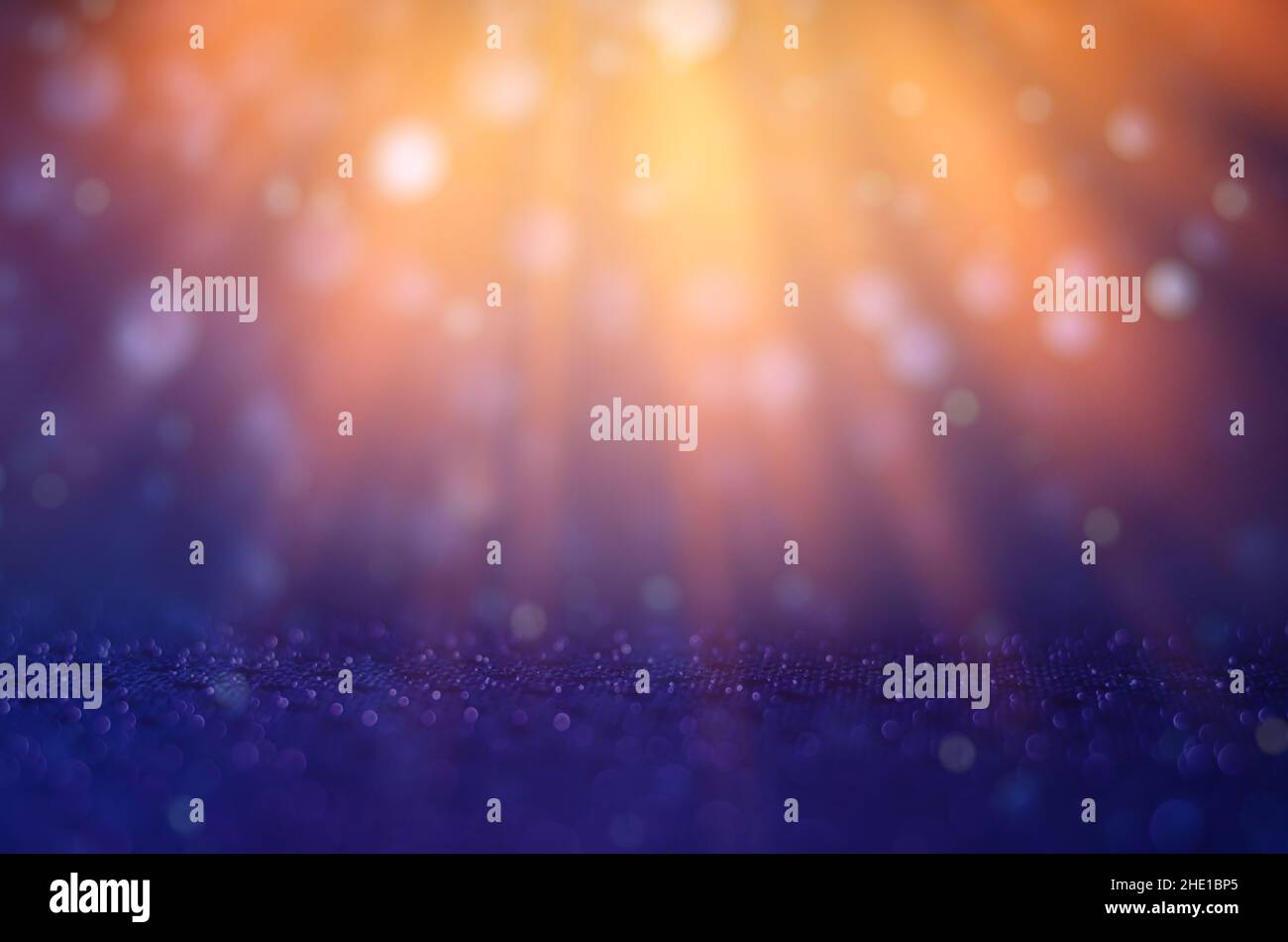 Lo sfondo è blu, arancione e la luce splende per festeggiare. Foto Stock