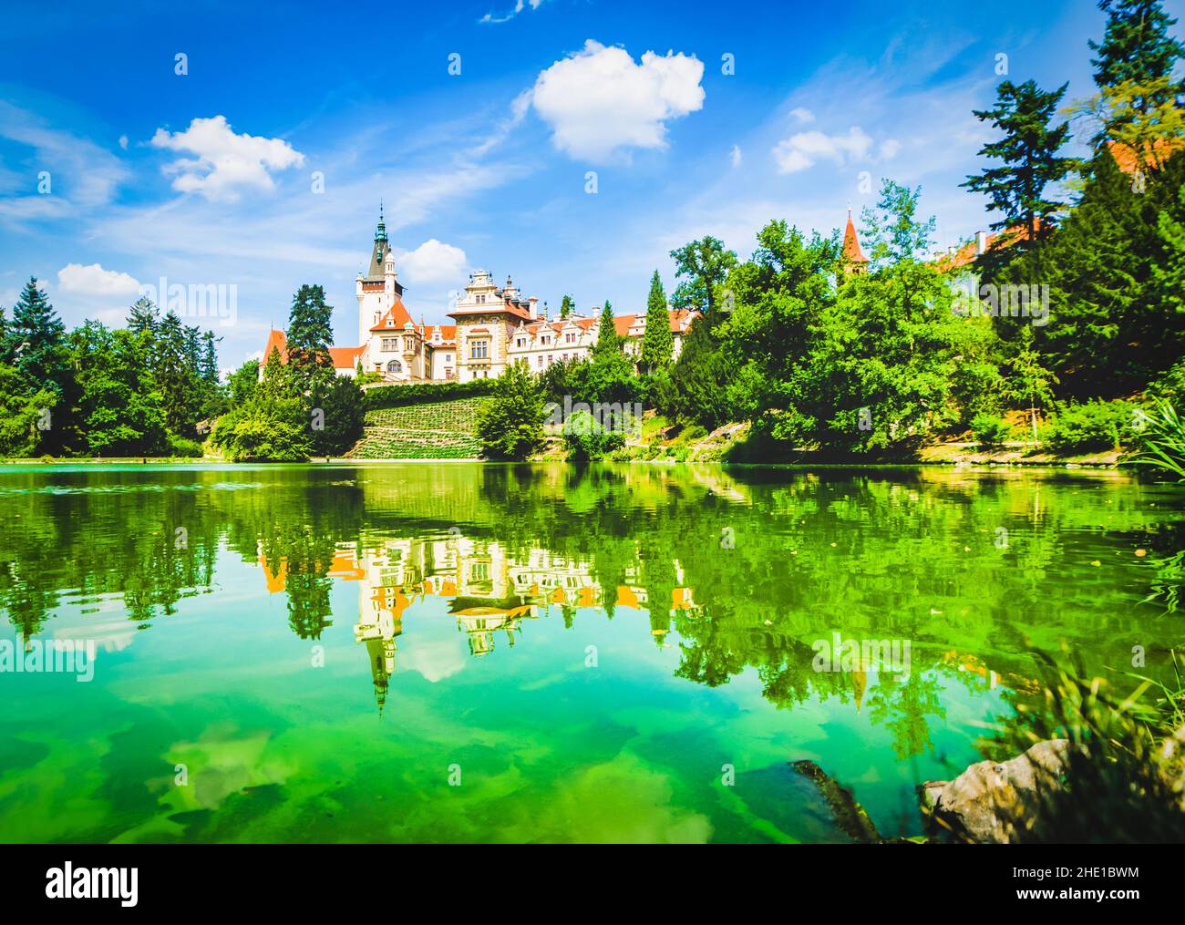 Destinazione del viaggio - Palazzo della città di Pruhonice con riflessi in un lago d'acqua verde. Giro turistico nelle repubbliche ceche Foto Stock