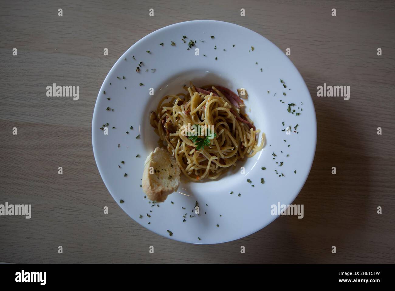 Spaghetti aglio olio su un piatto bianco. Vista dall'alto Foto Stock