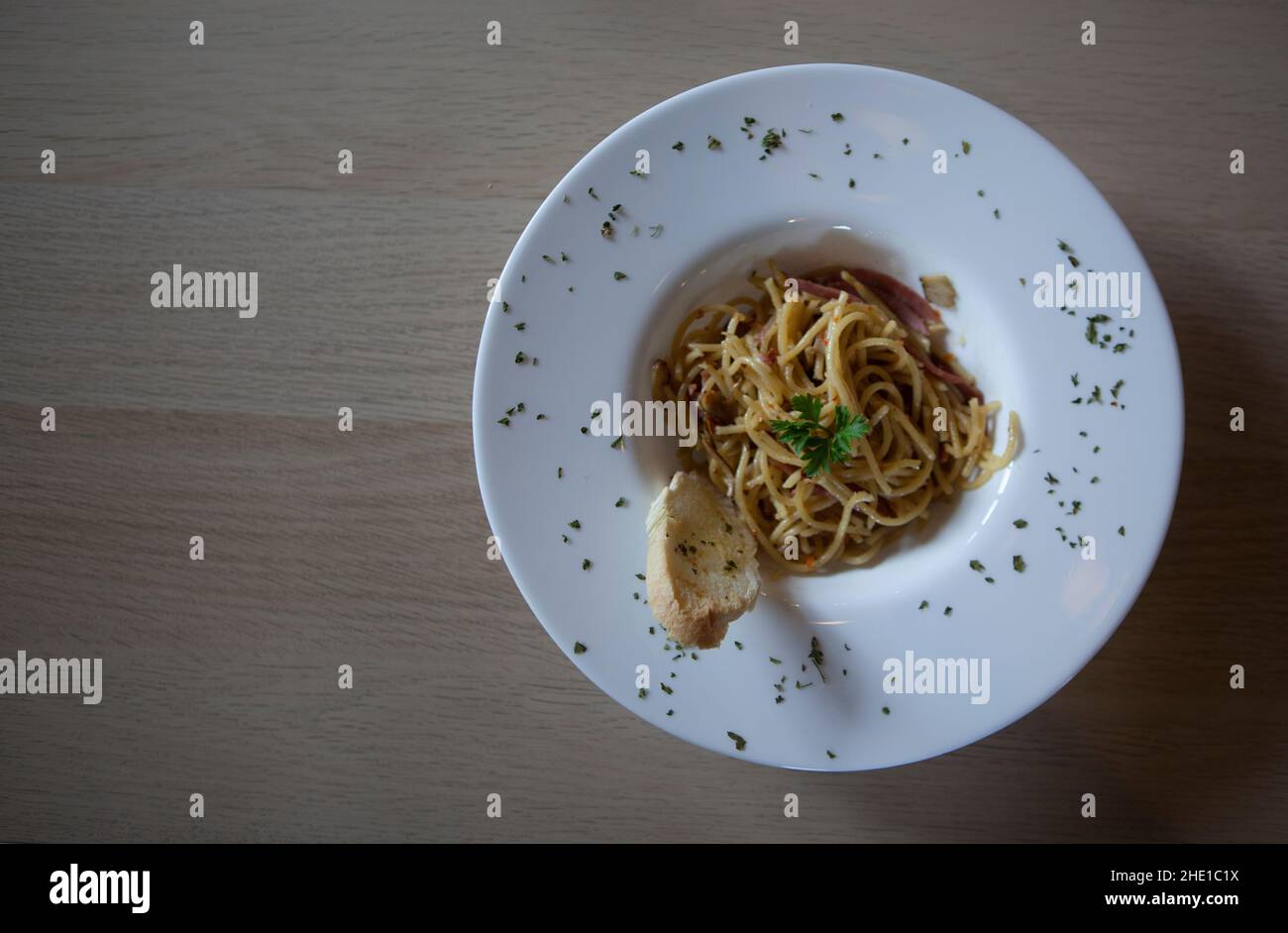 Spaghetti aglio olio su un piatto bianco. Vista dall'alto Foto Stock