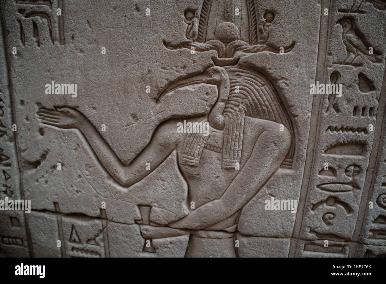 Dio Egizio Con La Testa Di Ibis Pareti dei geroglifici al tempio di horus di edfu immagini e fotografie