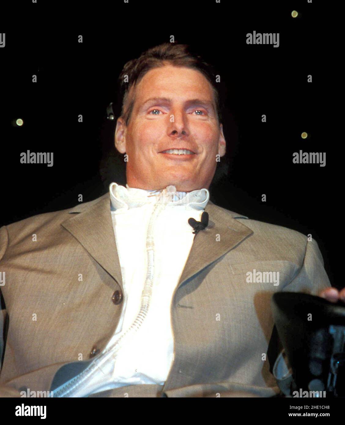 1998, San Jose, California, Stati Uniti d'America: CHRISTOPHER REEVE, 46 alla Tech e San Jose Silicon Valley Camera di Commercio beneficio cena in suo onore. Il 27 maggio 1995, Reeve, un atleta forte e cavaliere avido, fu lasciato paralizzato dal collo dopo essere stato gettato dal cavallo e spezzato il collo durante una competizione equestre in Virginia. (Credit Image: © Dane Andrew/ZUMA Press Wire) Foto Stock