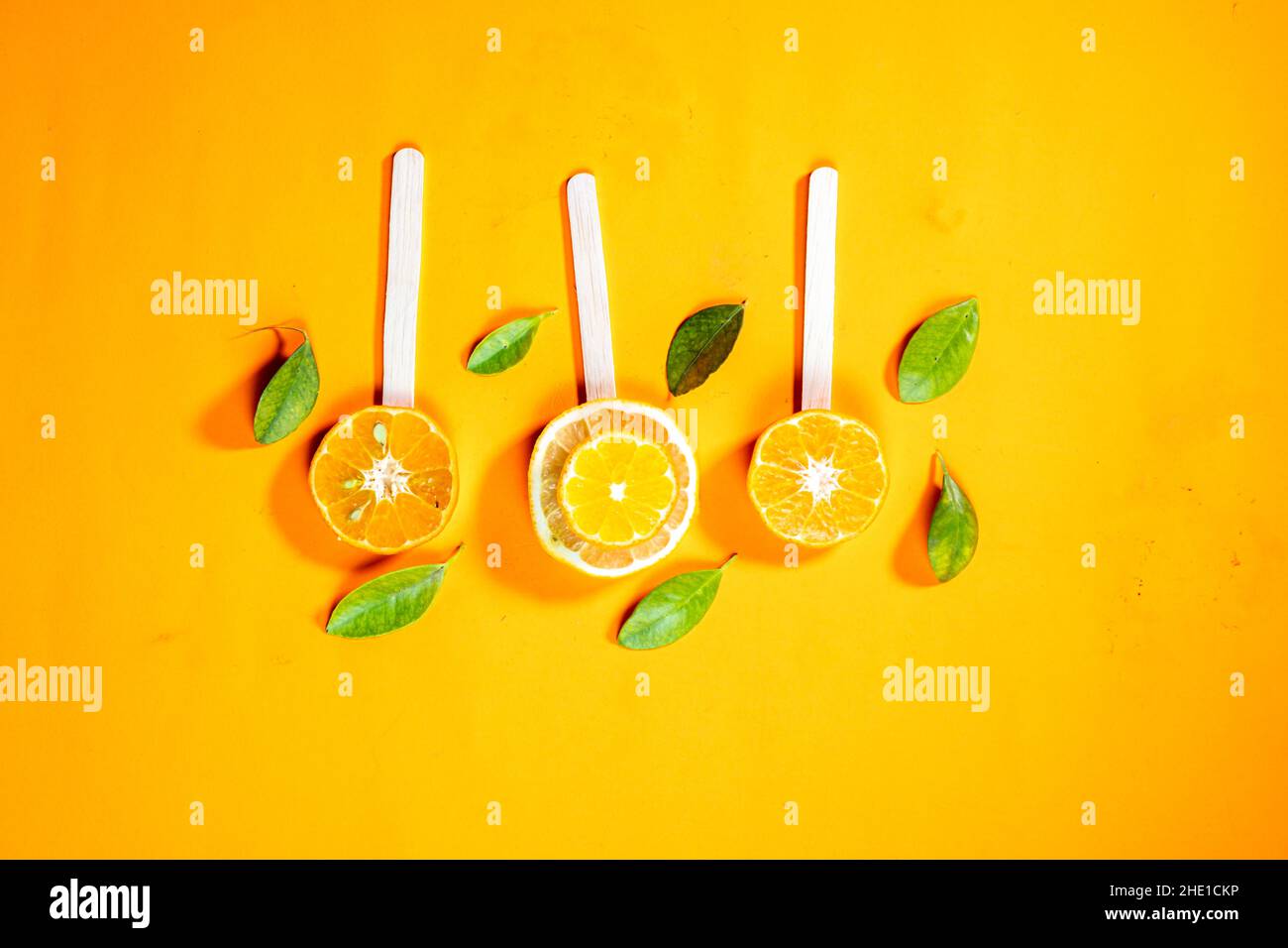 frutta che sono concettualizzate come caramelle candite per attirare l'attenzione dei bambini che gradiscono i dolci a come mangiare la frutta Foto Stock