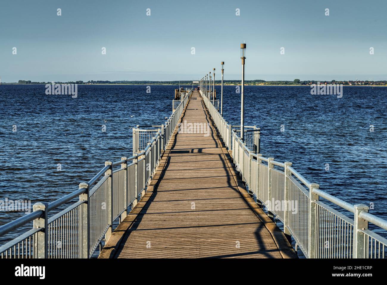 Wismar, Meclemburgo-Pomerania occidentale, Germania - 15 giugno 2020: Il ponte sul mare di Wendorf in una giornata senza nuvole Foto Stock