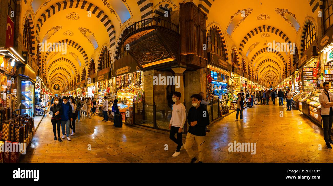 Bazaar delle spezie. Vista panoramica di Misir Carsisi o Spice Bazaar a Istanbul. Istanbul Turchia - 10.6.2021 Foto Stock