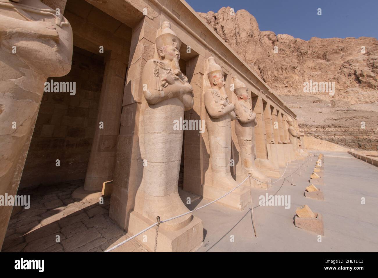Statue di pietra di Osiride al tempio mortuario di Hatshepsut, uno dei siti archeologici più famosi in Egitto. Foto Stock