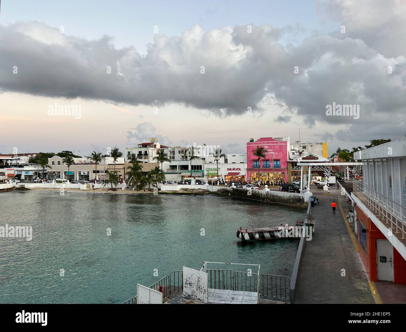 Cozumel, Quintana Roo, Messico - 18 dicembre 2021: Zona di San Miguel dell'isola di Cozumel. Cozumel è una popolare destinazione di un giorno proprio di fronte a Playa Foto Stock