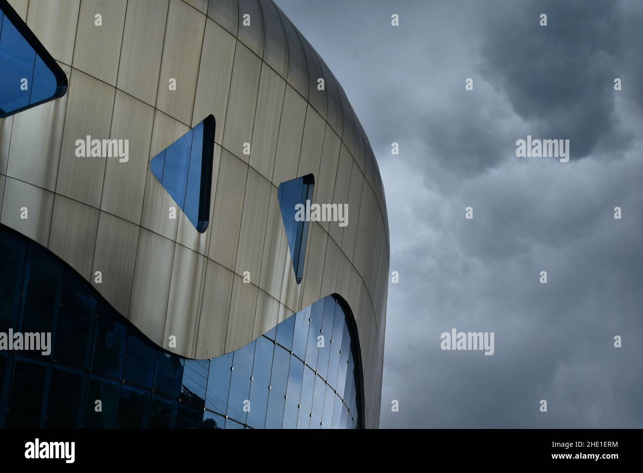 Finestre di vetro su un edificio, parte dell'Università Muhammadiyah di Surakarta Indonesia. Architettura. Foto Stock
