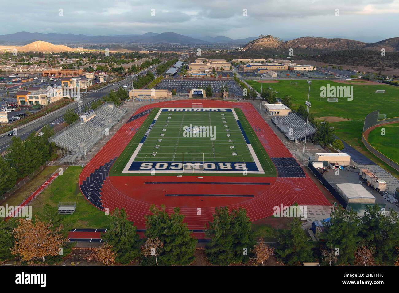 Una vista aerea del campo di calcio e pista a Vista Murrieta High School, Martedì 28 dicembre 2021, a Murrieta, California Foto Stock