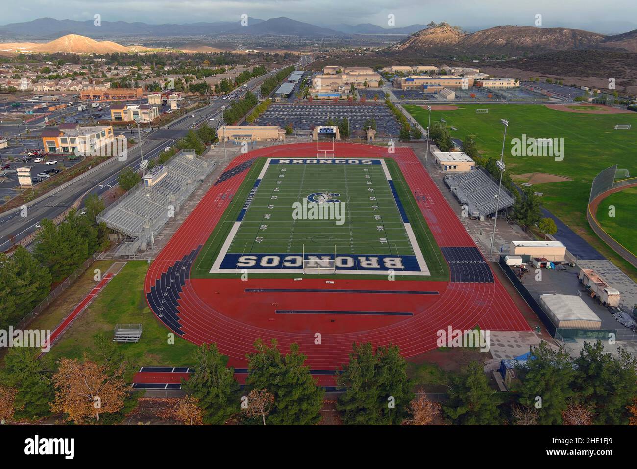 Una vista aerea del campo di calcio e pista a Vista Murrieta High School, Martedì 28 dicembre 2021, a Murrieta, California Foto Stock