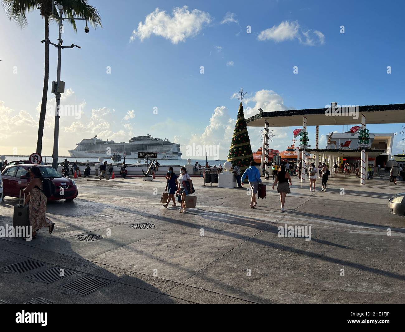 Cozumel, Quintana Roo, Messico - 17 dicembre 2021: Terminal di San Miguel de Cozumel per traghetti diretti a Playa del Carmen. Turisti che attraversano la strada. Foto Stock