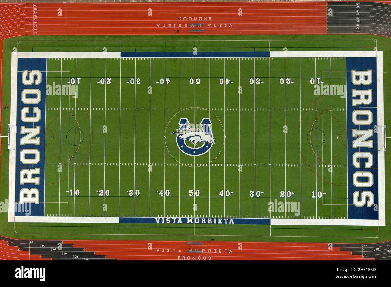 Una vista aerea del campo di calcio a Vista Murrieta High School, martedì 28 dicembre 2021, a Murrieta, California Foto Stock