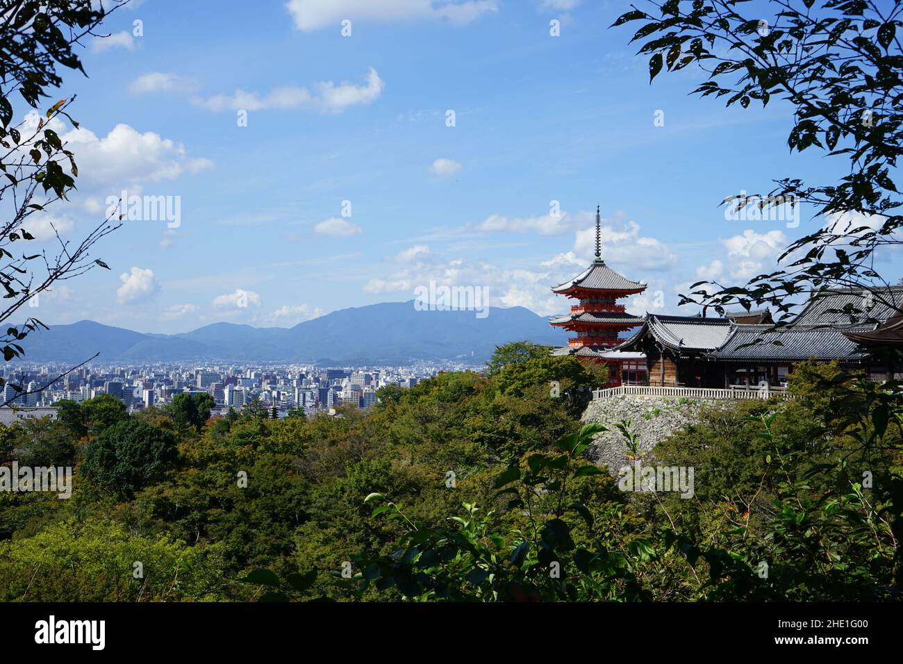 Il famoso tempio Kiyomizu a Kyoto, in Giappone, all'inizio dell'autunno. Foto Stock