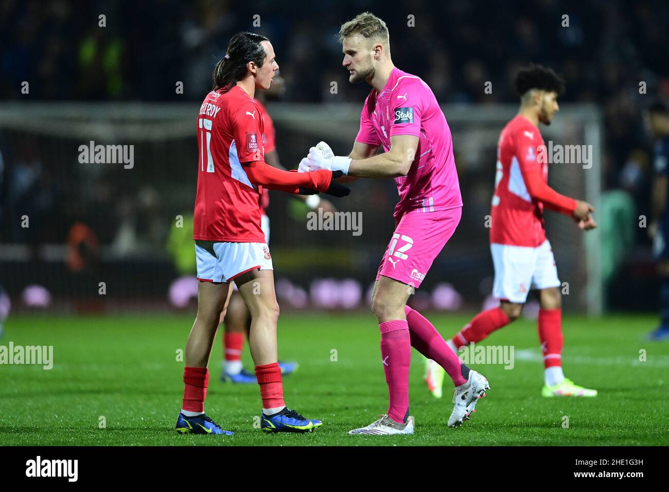 Swindon, Inghilterra, 7th gennaio 2022. Harry McKirdy di Swindon Town e Lewis Ward di Swindon Town durante la partita di Emirates fa Cup al County Ground, Swindon. Il credito d'immagine dovrebbe leggere: Ashley Crowden / Sportimage Credit: Sportimage/Alamy Live News Foto Stock