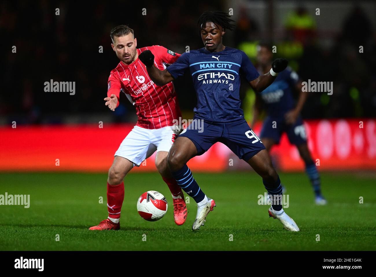 Swindon, Inghilterra, 7th gennaio 2022. Jordan Lyden of Swindon Town batte con Roméo Lavia di Manchester City durante la partita di Emirates fa Cup al County Ground di Swindon. Il credito d'immagine dovrebbe leggere: Ashley Crowden / Sportimage Credit: Sportimage/Alamy Live News Foto Stock
