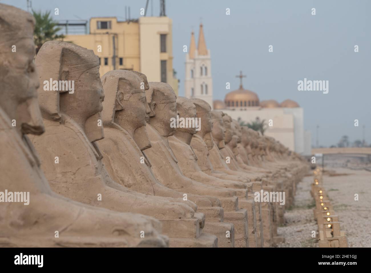 Le antiche statue sfinge che costeggiano il viale delle sfingi a Luxor, Egitto la strada storica è fiancheggiata da 100s monumenti di pietra. Foto Stock