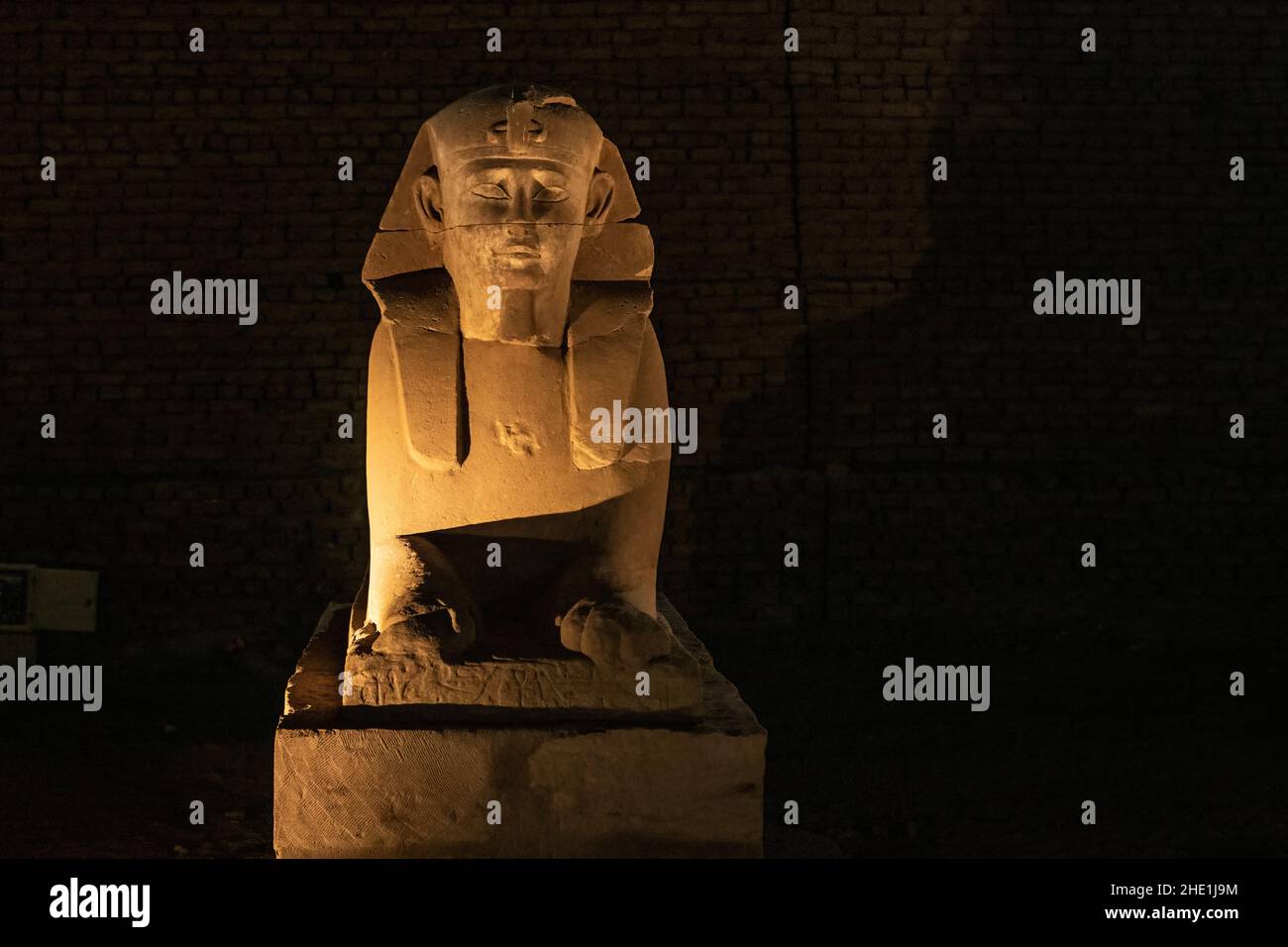 Una statua di una sfinge, una di oltre 600 che si trova lungo la strada dei arieti o viale delle sfingi che collegano il tempio di Luxor a Karnak in Egitto. Foto Stock