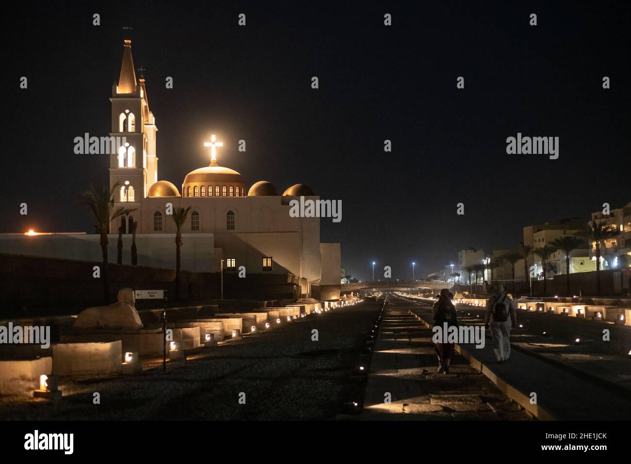 La chiesa copta di Santa Maria si affaccia sull'antico viale della strada delle sfingi che è fiancheggiata da statue di sfinge che portano da Karnak a luxor, Egitto. Foto Stock