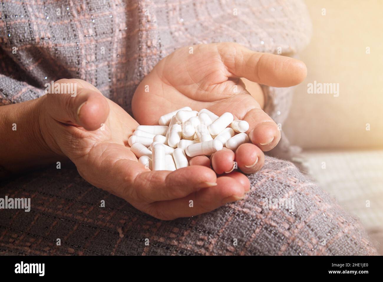 Anziani con compresse in mano. Luce solare. Foto Stock