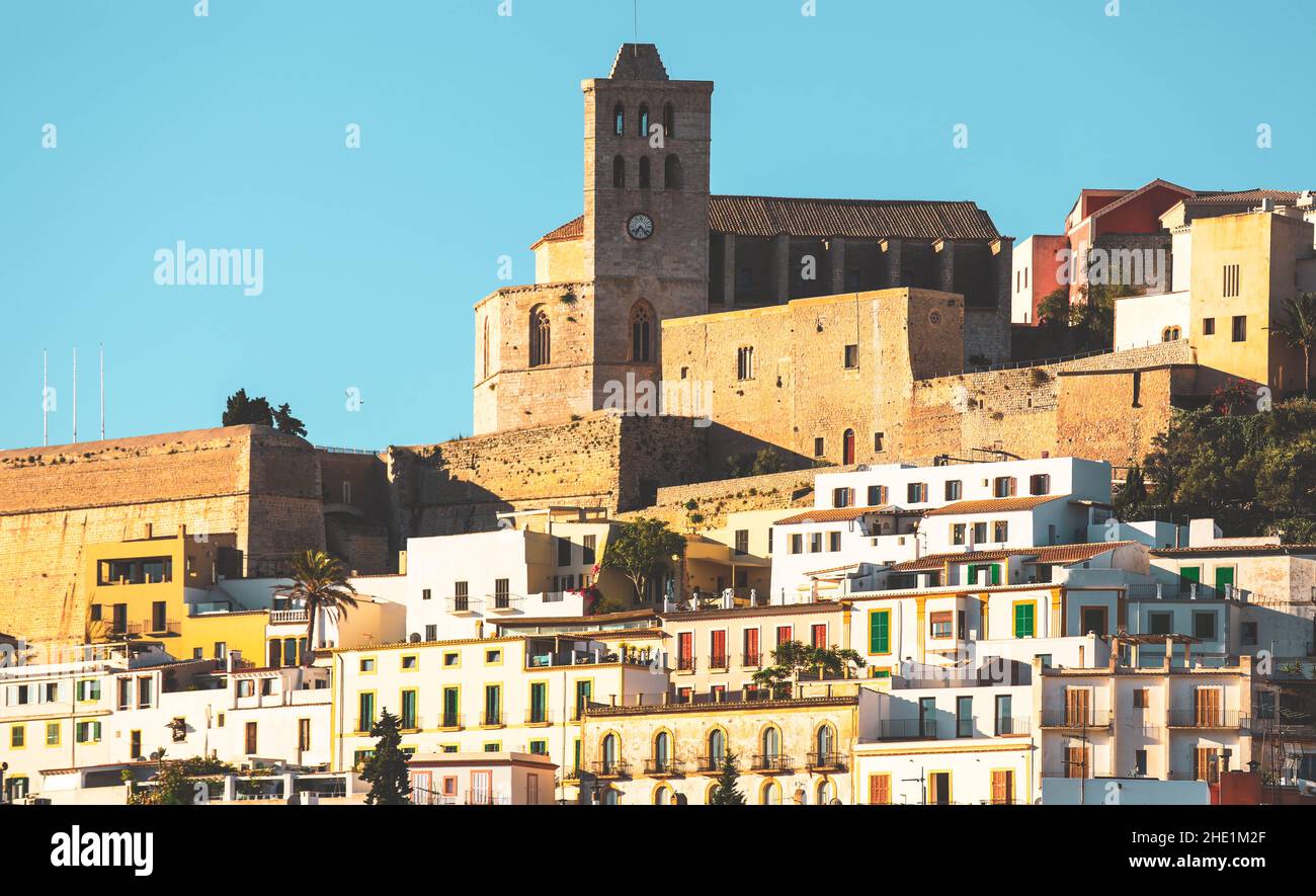 Bella città di Ibiza, vista della città al mattino, Spagna Foto Stock