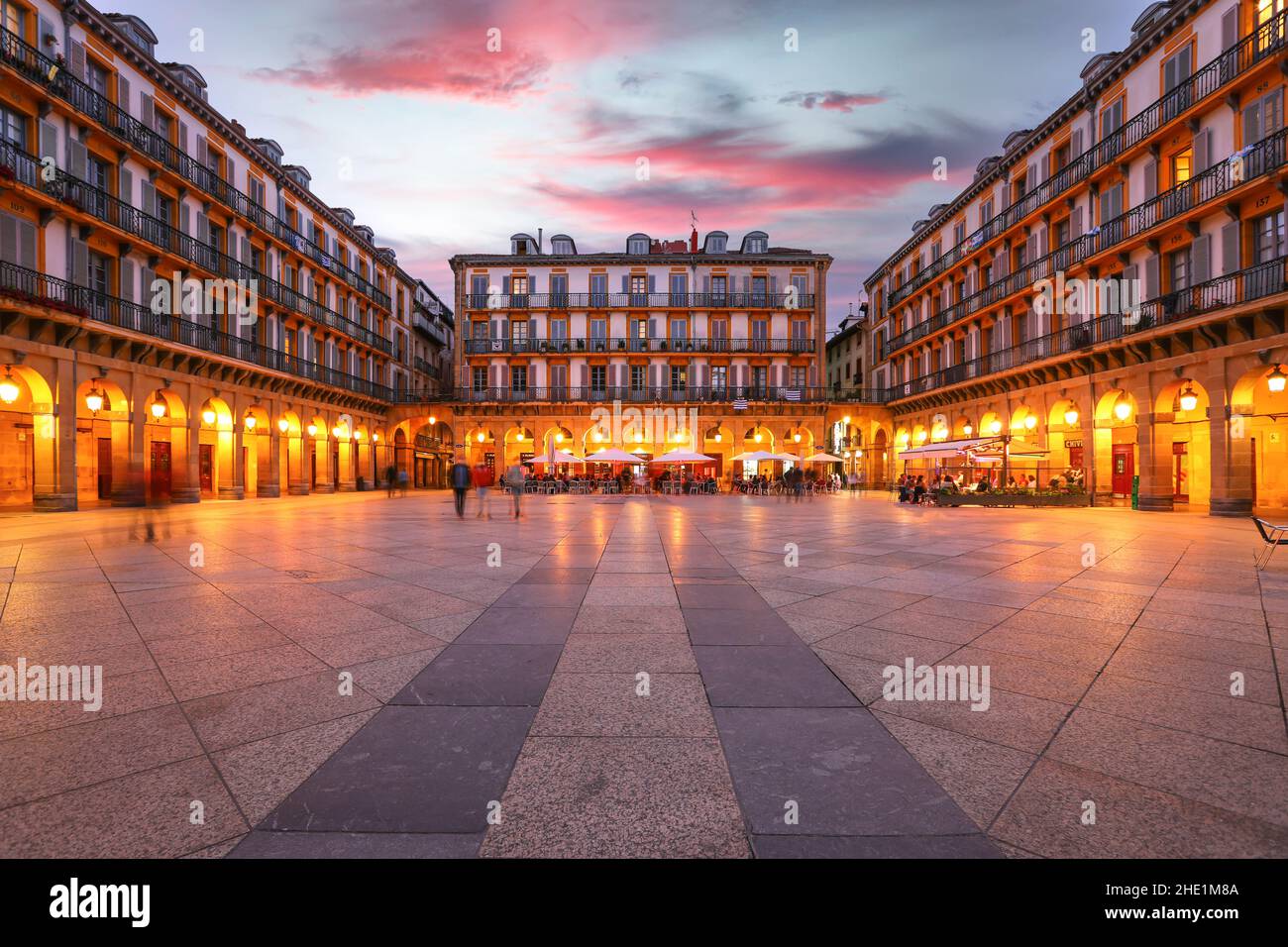 Spagna San Sebastian - 5 giugno 2021 : Piazza della Costituzione e l'ex municipio al crepuscolo. La piazza principale della capitale culturale d'Europa Foto Stock