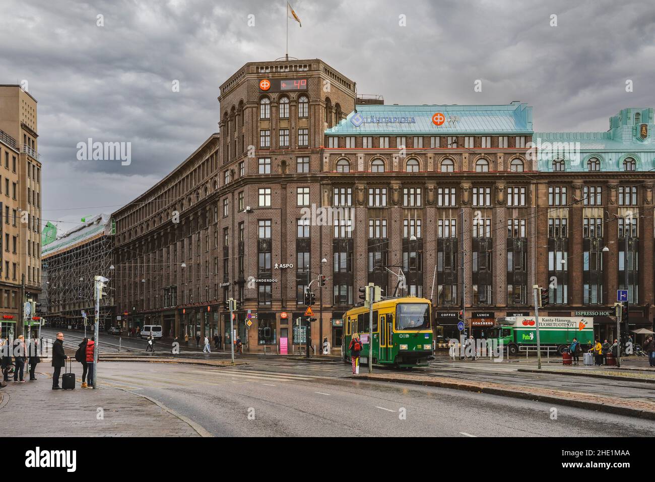 Helsinki, Finlandia - 5 ottobre 2019 : tram verde che trasporta le persone nella parte centrale della città di Helsinki, Finlandia Foto Stock