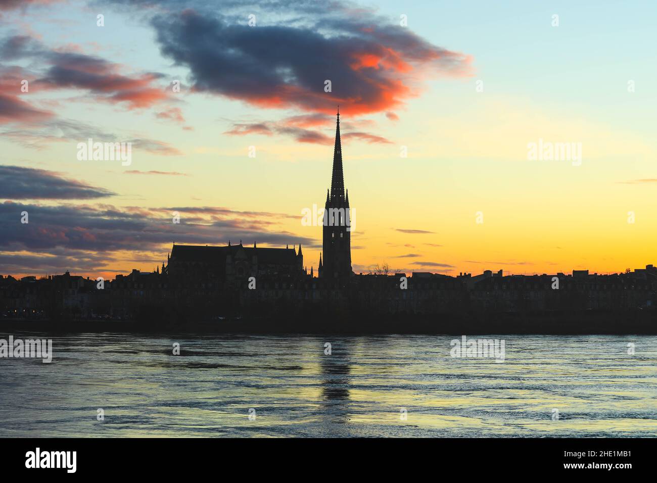 Pont de Pierre al crepuscolo, città di Bordeaux, Francia Foto Stock