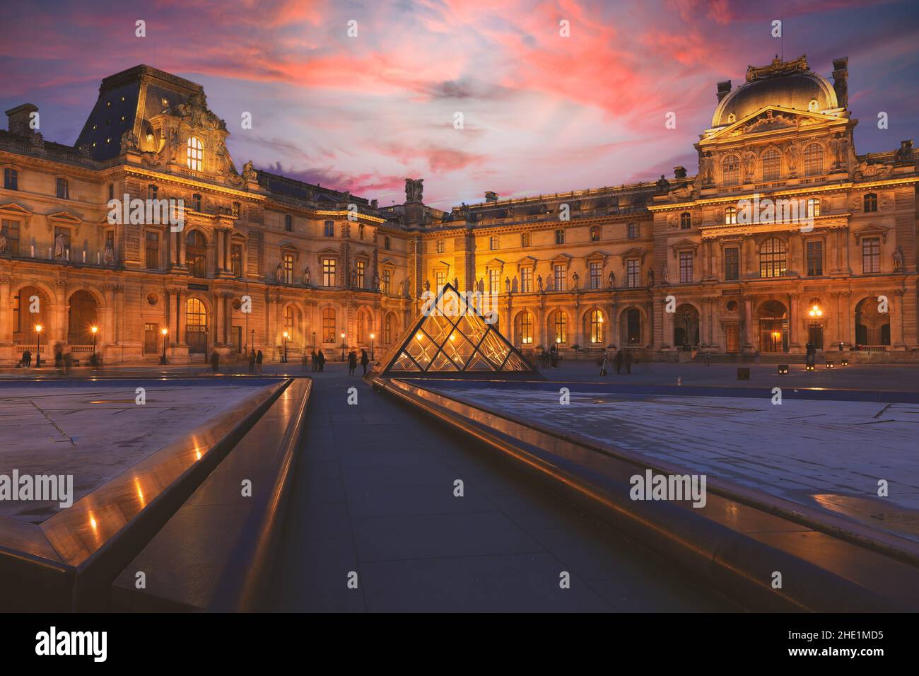 Parigi - 26 dicembre 2018 : Vista dell'edificio del Louvre nel cortile in serata. Il Museo del Louvre è uno dei musei più grandi e visitati del mondo Foto Stock