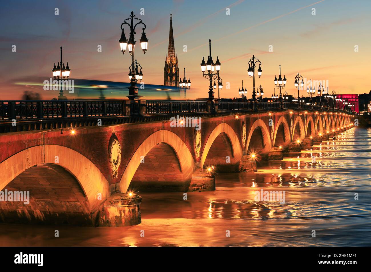 Pont de Pierre ponte con St Michel cattedrale, Bordeaux, Francia Foto Stock