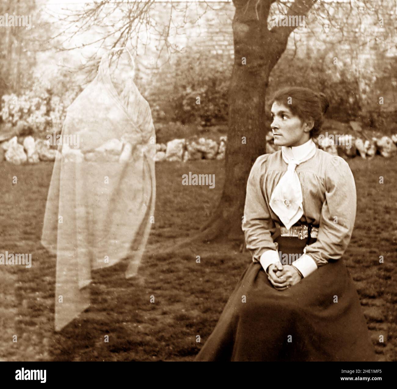 Una fotografia a doppia esposizione che crea un'illusione fantasma, periodo vittoriano Foto Stock