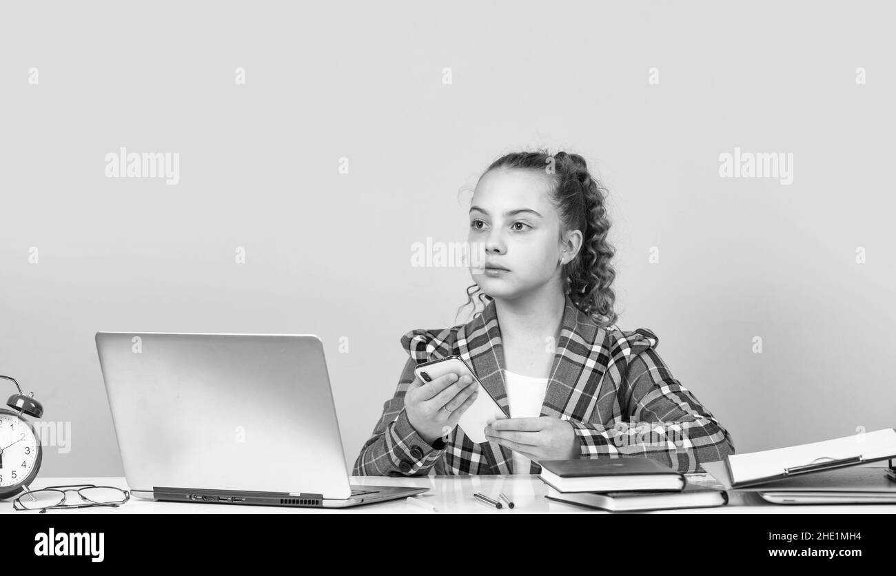 Studente intelligente. Comunità in linea per gli allievi. Scuola moderna. Apprendimento a distanza. Alunni che navigano in internet. Reti sociali di comunicazione. Studia la ragazza teen Foto Stock