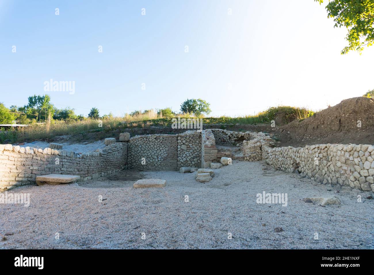 Massa d'Albe, Italia-Agosto, 2021:vista delle rovine dell'antica città di Alba Fucens in Abruzzo in una giornata di sole Foto Stock